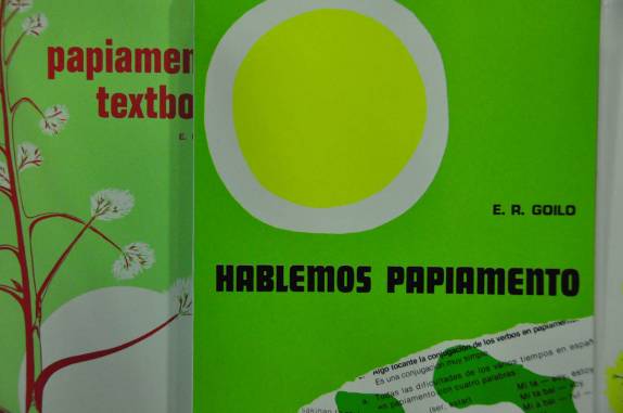 Quase compramos um livro que ensina papiamento (no aeroporto de Oranjestad, em Aruba)
